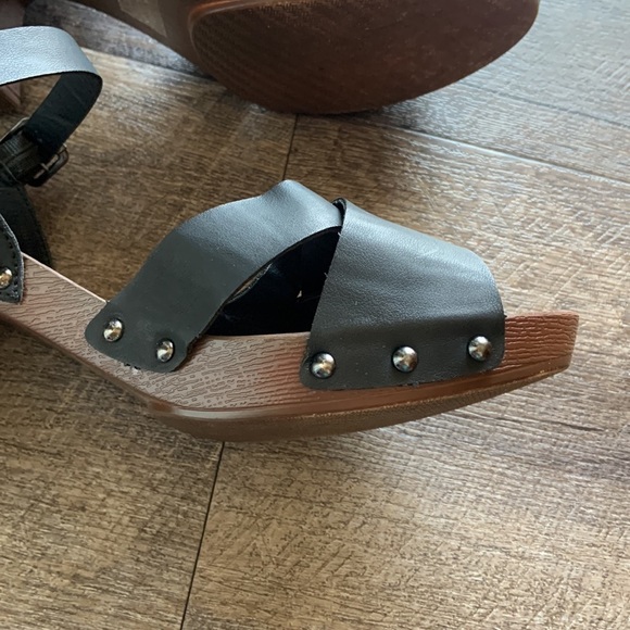 Maurices Faux Wood Heeled‎ Sandals Studded Block Heel Black Leather - Picture 9 of 10